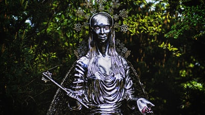 手持魔杖雕像的女人